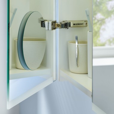 Armoire de toilette Geberit Option avec miroir grossissant (© Geberit)