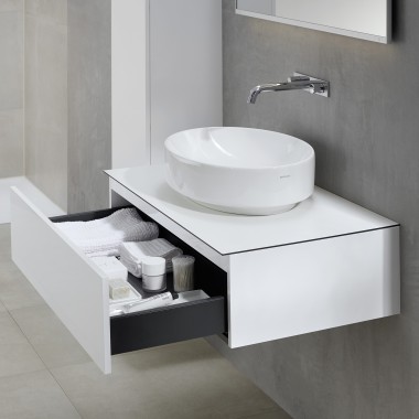 Vasque à poser oblongue VariForm avec meuble de salle de bains de couleur blanche.