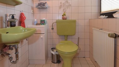 La salle de bains d’invités verte des années 80 avant la rénovation